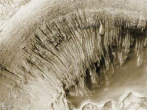 Рис. 24. Бассейн на дне небольшого кратера, расположенного внутри кратера Ньютона. Размер видимой части бассейна достигает 3,4 км. (MGS MOC Release No. MOC2-242. NASA/JPL/MSSS). Изображение: «Наука и жизнь»