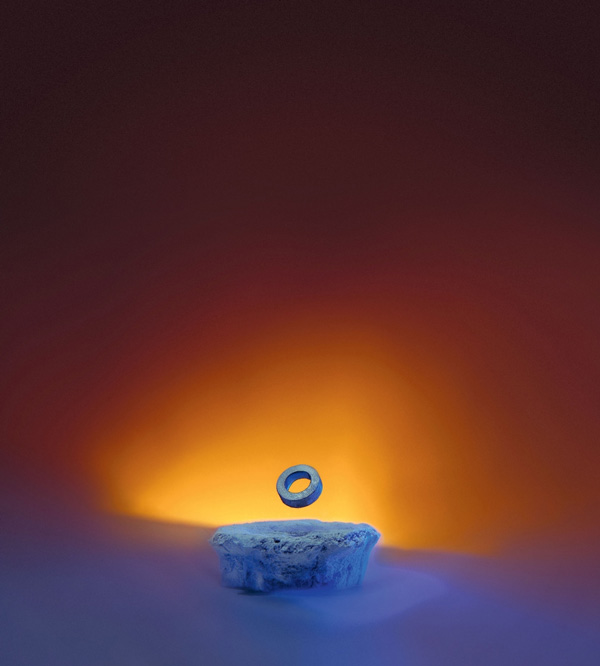 Недорогие эксперименты. С появлением материалов, переходящих в сверхпроводящее состояние уже при температуре жидкого азота, опыт с парением сверхпроводника в магнитном поле стал доступен даже в школьных условиях. Изображение: «Популярная механика»