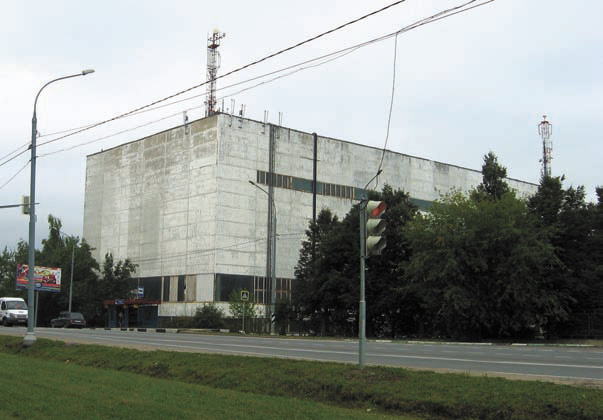 Здание «Большого пресса» ИФВД РАИ, 40-й км Калужского шоссе. Слева — проходная Института, справа — въезд в центр Троицка. Фото И. Мирмова