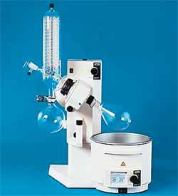 Современный вакуумный роторный испаритель для упаривания растворов веществ при пониженном давлении. Изображение: «Наука и жизнь»