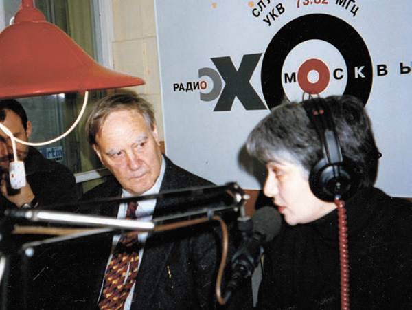 М. Аствацатурян и С.П.Капица в эфире (фото из личного архива М.А.)