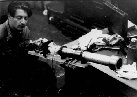 В.Г.Курт готовится к наблюдению солнечного затмения 1954 г. Москва. Инфракрасный телескоп коронограф (фото из личного архива ученого)