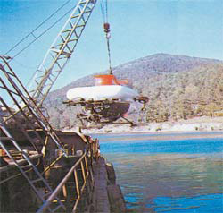 Спуск на воду глубоководного аппарата «Пайсис» для исследования склонов и дна озера Байкал. Фото: «Наука и жизнь»