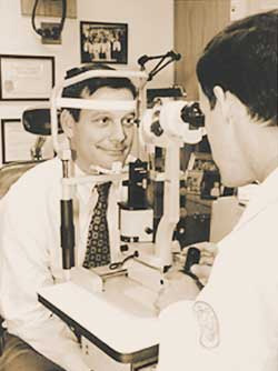 Самый распространенный диагностический метод исследования глаза — с помощью щелевой лампы. Щелевая лампа — своего рода микроскоп, она позволяет получить оптический срез хрусталика, детально и под большим увеличением исследовать его структуру, определить преимущественную локализацию и протяженность помутнений (изображение: «Наука и жизнь»)