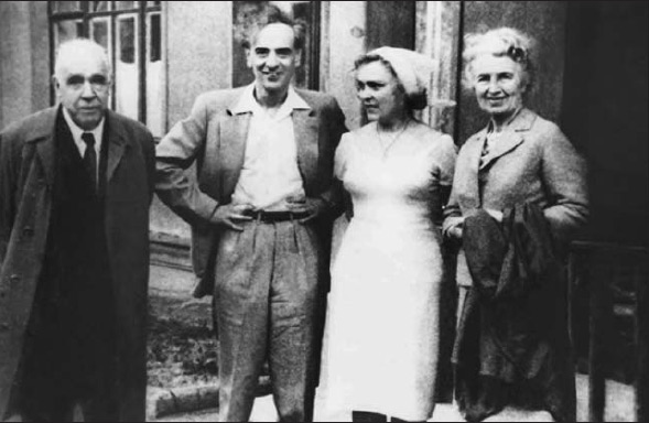 В центре — Ландау с супругой, слева — Нильс Бор, справа — Маргарет Бор. 1961 г. Изображение: «Природа»