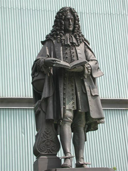 Готфрид Лейбниц, которому в Лейпциге поставлен памятник, еще 300 лет назад предвидел многие свойства алгоритмической информации (фото с сайта www.uni-leipzig.de)