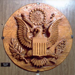 <p>Термен изобрёл первое подслушивающее устройство, не требующее источника питания. Его встроили в деревянное изображение Большой печати США и в 1945 году подарили американскому послу «в знак дружбы союзнику в борьбе с фашизмом». С помощью этого «жучка» советская разведка 8 лет прослушивала посольство США в Москве, после чего устройство обнаружили</p>