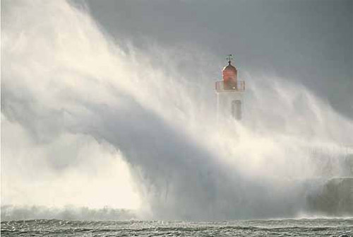 Маячная башня во время шторма. Изображение: «Наука и жизнь»