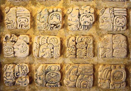 Иероглифы майя, вырезанные в камне. Найдены в руинах Паленке. Выставлены в музее Паленке (Мексика). Изображение: «Наука и жизнь»