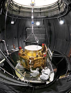 Инженеры компании Northrop Grumman в Редондо-Бич, штат Калифорния, спускают космический корабль LCROSS в вакуумную камеру, где имитируются условия космического полета. В будущем этот корабль разобьют о лунную поверхность, выполняя программу поисков на Луне замерзшей воды. Изображение: «Популярная механика»