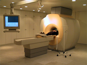 Медицинский томограф со сверхпроводящим магнитом, охлаждаемым жидким гелием. Одной заправки гелия хватает на полгода работы прибора (фото с сайта www.uni-bonn.de)