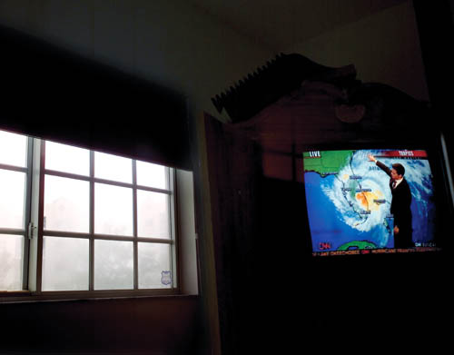 По спутниковым снимкам, широко доступным в интернете, можно проследить тенденции недавнего перемещения атмосферных вихрей и фронтов и мысленно экстраполировать их на ближайшие часы. Но сделать на основе этих снимков предсказание на день-другой вперед невозможно. Изображение: «Популярная механика»