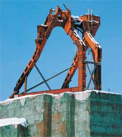 2003 год. Финальная стадия разборки монумента. Изображение: «Наука и жизнь»