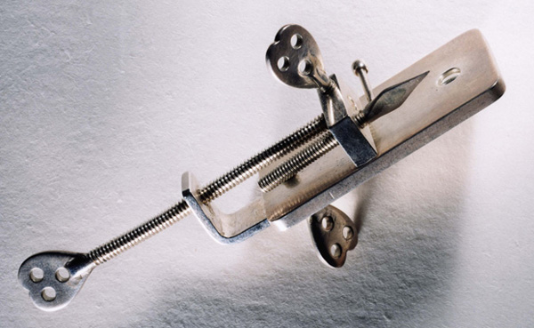 <b>Рис. 1.</b> Микроскоп Антони ван Левенгука