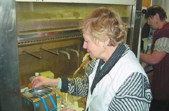 Экстракция углеводородов в лаборатории на борту судна. Изображение: «Природа»