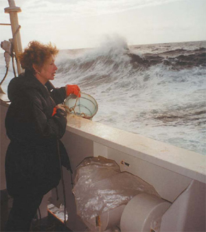 Отбор проб поверхностной воды по ходу движения судна. Фото автора. Изображение: «Природа»