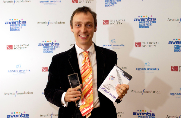 Филип Болл получил премию «Авентис» 2005 года за книгу «Критическая масса»
