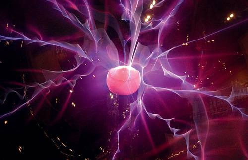 Предположение о существовании первого из состояний вещества, выходящих за рамки классической триады, было высказано в начале ХIХ века, а в 1920-х оно получило свое название — плазма. Изображение: «Популярная механика»