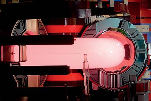 <b>Плазменная электростанция</b><br>В 70 км от Марселя, в Сен-Поль-ле-Дюранс, по соседству с французским исследовательским центром атомной энергии Кадараш, будет построен исследовательский термоядерный реактор ITER (от лат. <i>iter</i> — путь). Основная официальная задача этого реактора — «продемонстрировать научную и технологическую возможность получения энергии термоядерного синтеза для мирных целей». В долговременной перспективе (30–35 лет) на основе данных, полученных во время экспериментов на реакторе ITER, могут быть созданы прототипы безопасных, экологически чистых и экономически прибыльных электростанций. Изображение: «Популярная механика»