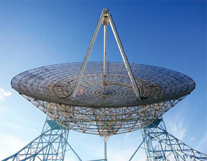 C момента появления телескопа в 1609 году более трехсот лет исследователи небес пользовались приборами, действующими лишь в видимой части электромагнитного спектра, обрамленной узкими участками ультрафиолетового и инфракрасного излучения. Изображение: «Популярная механика»