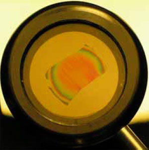 Рис. 6. Пленка окисленного пористого кремния расположена между поляризатором и зеркалом. Цвет пленки обусловлен вращением поляризации световой волны в двулучепреломляющем слое. Изображение: «Химия и жизнь»