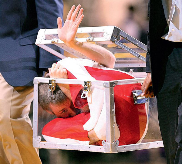 Чудеса конторсии. Артист демонстрирует фантастическую гибкость суставов, укладывая себя в небольшой ящик. Что нужно, чтобы повторить подобный трюк? Врожденная эластичность связок или приобретенные долгими тренировками навыки? А может быть, и то и другое? Изображение: «Популярная механика»