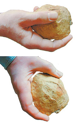 Так держат камень для пускания «блинчиков»: вверху - правильно; внизу - неправильно (фото: www.nkj.ru)