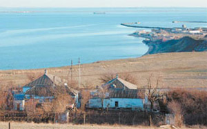 Арена нефтяного разлива 11 ноября 2007 года: порт Кавказ (на горизонте) — порт Крым (справа). Фото: «Наука и жизнь»