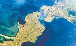 Длина Керченского пролива 43 км по прямой и 48 км по фарватеру. Максимальная ширина 42 км, минимальная в районе порт Крым — порт Кавказ 3,7 км. Глубина при входе в пролив из Азовского моря 10,5 м, при выходе в Чёрное — 18 м. На большей части акватории глубины не превышают 5,5 м, а в Керчь-Еникальском канале, прорытом Россией в 1874 году, они составляют 9 — 10 м. Снимки из космоса предоставлены Институтом географии РАН. Изображение «Наука и жизнь»