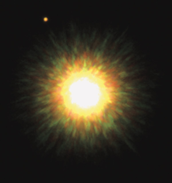 Первое изображение планеты (вверху слева) вблизи нормальной звезды солнечного типа. Эта звезда удалена от нас на 490 световых лет, имеет массу 0,85Мс и температуру поверхности 4060 ;K. А планета в 8 раз массивнее Юпитера, и температура ее поверхности 1800 K (поэтому она светится сама). Возраст звезды и планеты, вероятно, около 5 миллионов лет. Расстояние между ними в проекции около 330 а. е. Фото получено в 2008 году в ближнем ИК диапазоне телескопом Джемини-Север (обсерватория Мауна-Кеа, Гавайские острова)