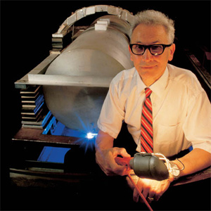 Джозеф Вебер на фоне своего детектора гравитационных волн в бункере Мэрилендского университета. Этот детектор – одна из первых попыток обнаружения гравитационных волн. Сейчас этот массивный цилиндр находится в Смитсоновском музее в Вашингтоне (фото: www.popularmechanics.ru)