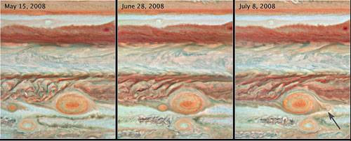 Встреча двух штормов. На трех фотографиях, сделанных с помощью телескопа «Хаббл» в 2008 году, видно, как Большое Красное Пятно поглощает небольшой шторм, подошедший к нему слишком близко. От него остается только небольшой антициклонный завиток. По одной из версий, БКП живет долго, поглощая более мелких собратьев и подпитываясь их энергией. Изображение: «Популярная механика»