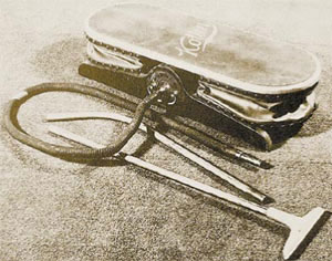 Первые пылесосы необязательно имели двигатель. На снимке: американский «ножной пылесос» 1910 года. Чтобы он работал, надо было встать на его меха и переминаться с ноги на ногу. Изображение: «Наука и жизнь»