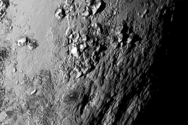 Острые вершины гор Норгея поднимаются над поверхностью планеты на 3,5 км и, вероятно, сложены из водяного льда