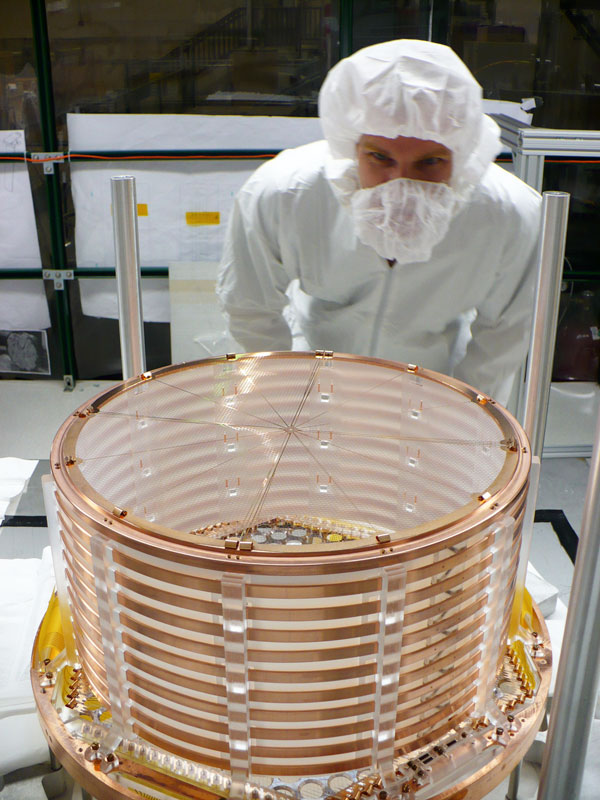 В эксперименте EXO-200 (Enriched Xenon Observatory) используется 200 кг жидкого ксенона, на 80% обогащенного изотопом 136