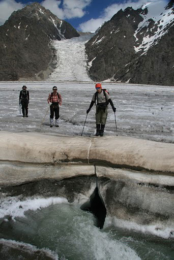 Моулин — ледниковый колодец на леднике Федченко (Памир, Таджикистан; фото автора, 2009)