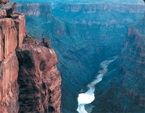 <p>За миллионы лет река Колорадо прорезала в скалистом плато ущелье, обнажив осадочные породы, накопившиеся за миллиард с лишним лет.</p>