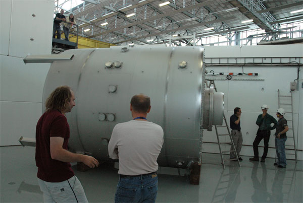 После того как трехметровую цилиндрическую камеру тщательно почистят и поставят на ноги, она будет готова к приему «космических лучей». Внутри этой камеры участники эксперимента CLOUD смогут воссоздать атмосферные условия в любой точке Земли. Фото с сайта cdsweb.cern.ch