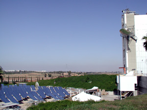 Разработанный в Швейцарии и испытанный в Израиле солнечный реактор (он находится в белой 56-метровой солнечной башне) превзошел все ожидания (фото с сайта www.psi.ch)