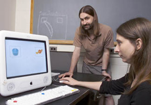 Психолингвист Майкл Спайви (в центре) пытается найти разницу между компьютером (слева) и мозгом одной из испытуемых (справа). Фото с сайта www.cornell.edu. © Cornell University