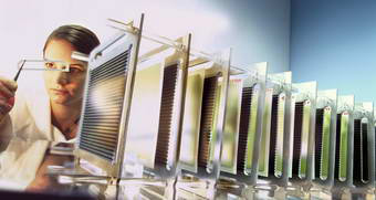 Сборный топливный элемент состоит из набора последовательно соединенных SOFC-элементов. Металлические коннекторы обеспечивают электрический контакт при температуре более 800°C (фото с сайта www.physorg.com © Bayer AG)