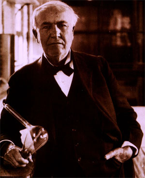 Великий и ужасный Томас Эдисон в своей лаборатории. В руке он держит не знаменитую лампочку накаливания, а прообраз вакуумной трубки — прародительницы электронно-лучевой пушки, вокруг которой построен ваш монитор (фото с сайта education.vetmed.vt.edu)