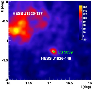 Фрагмент карты гамма-излучения неба. Зеленая звездочка — положение LS5039 (его другое название HESS J1826-148), определенное с помощью радиотелескопа, белый эллипс показывает направление гамма-лучей. Слева вверху — второй обнаруженный H.E.S.S. источник гамма-излучения (HESS J1825-137). Изображение с сайта www.mpi-hd.mpg.de