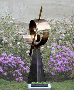 Бронзовая скульптура «Короткая, бурная жизнь позитрония». Автор — профессор физики Йенс Цорн (Jens Zorn), установлена в Мичиганском университете, США (фото с сайта www.plantext.bf.umich.edu)