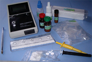 Набор для проведения экспресс-анализа с использованием биолюминесцентной АТФ-метрии: прибор для измерения интенсивности биолюминесценции (люминометр); кюветы для люминометра; необходимые реагенты (фото с сайта www.lumtek.ru)