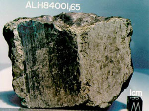 Крайне низкое содержание аргона в метеорите ALH84001 (на фото — его фрагмент) говорит о том, что температура на Марсе была отрицательной в течение миллиардов лет (изображение с сайта web.mit.edu)