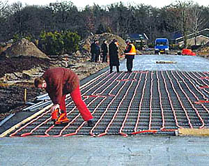 Укладка полиэтиленовых трубок под дорожным полотном.