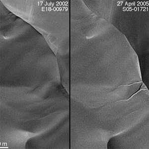 На образование двух глубоких оврагов на гребне этой марсианской дюны потребовалось меньше трех лет (фото с сайта www.physorg.com)