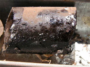 Нефть, выступающая на доломитовом аргиллите со дна древнего океана, содержит следы пигментов, характерных для зеленых и пурпурных серобактерий. Их присутствие в древнем океане говорит о том, что в нем в те времена не было кислорода, а было много ядовитого сероводорода (фото с сайта info.anu.edu.au)