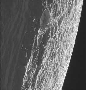 Диона, освещенная утренним солнцем. Снимок сделан 11 октября с расстояния 22 481 км (фото с сайта www.saturntoday.com)